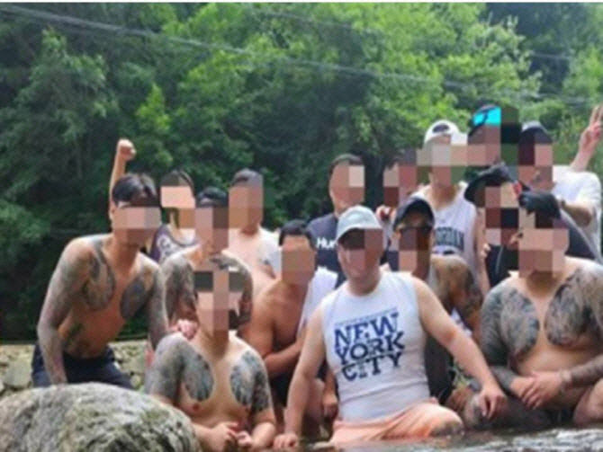 "학교 짱 모은 '진성파' 행동대장, 1억 걷은 이유"...항소심서 감형