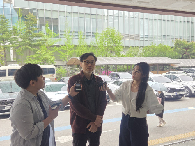 '10대 성폭행 무혐의 처분' 경찰 고발한 시민단체, 고발인 조사 출석
