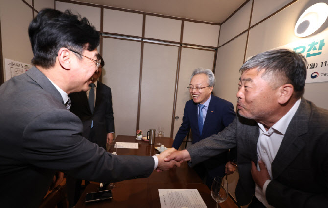 [포토]노사정 오찬 간담회에 앞서 인사 나누는 김영훈 고용부 장관-최진식 회장-김동명 위원장