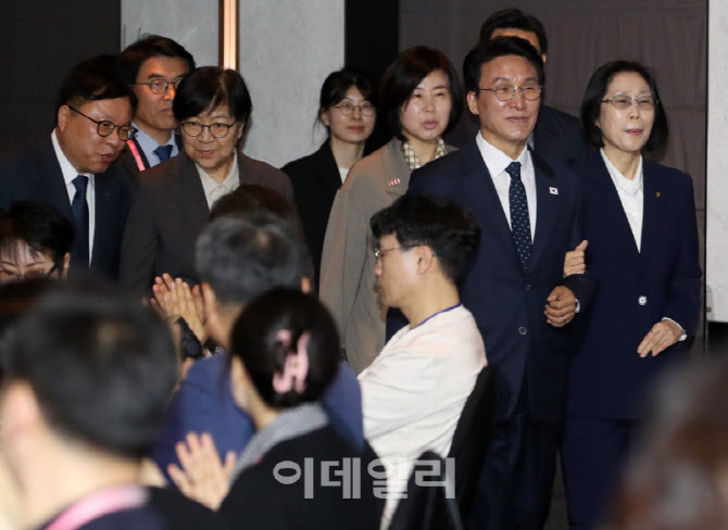 [포토] 장애인의날 행사 입장하는 김민석 총리