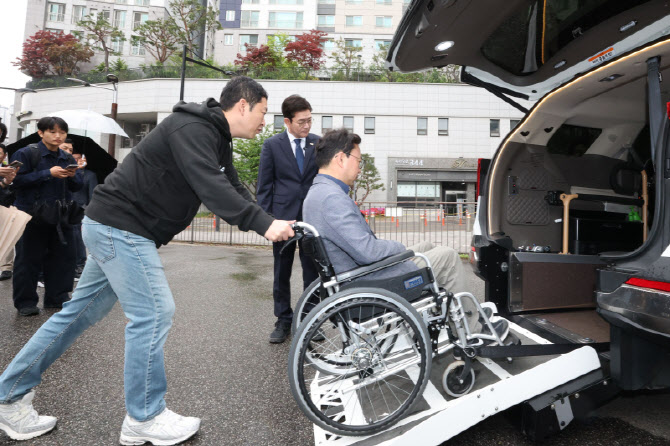 [포토]정원오 민주당 서울시장 후보, 장애인콜택시 이용환경 점검