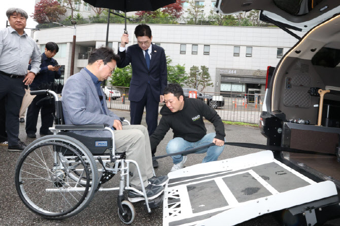 [포토]장애인콜택시 점검하는 정원오 민주당 서울시장 후보