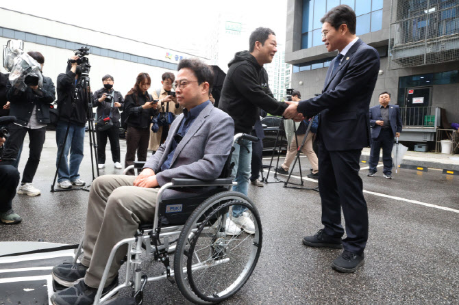 [포토]정원오 서울시장 후보, 장애인콜택시 이용환경 점검