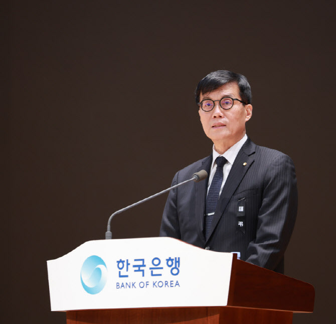 교수 출신 이창용 총재가 매긴 본인 임기 학점은?