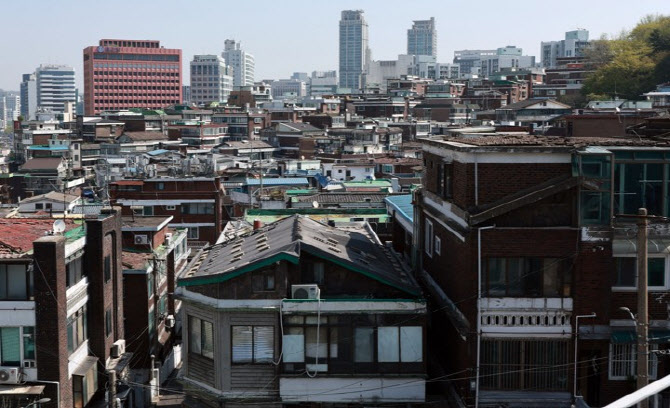 "묘수" vs "투기꾼 살려주기"…대단지에 '4평 원룸' 넣는 사연