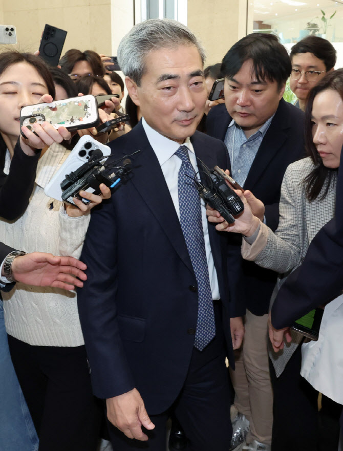 [포토]취재진에 둘러싸인 신현송 신임 한국은행 총재
