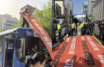 버스 위 올라가 "이동권 보장"…전장연, 출근길 도심 시위