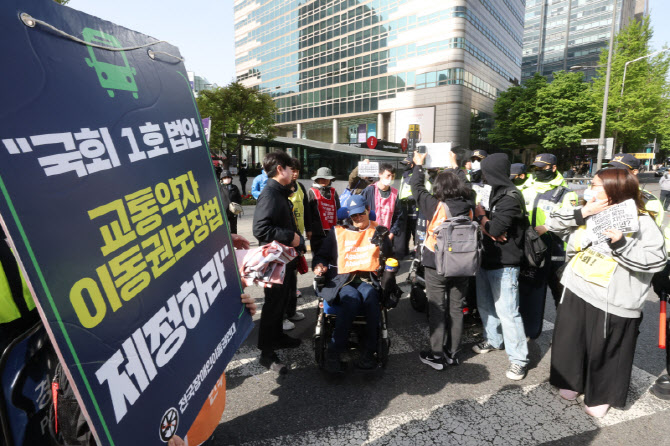 [포토]출근길 버스전용차로 점거한 전장연