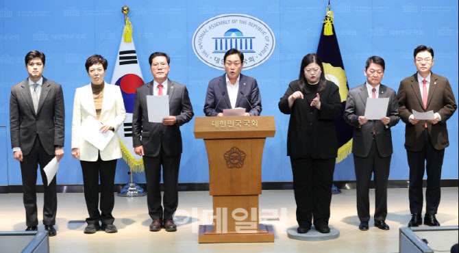 [포토]국힘 경기도 의원 6인, '중앙당과 거리두기...경기도 자체 선대위 추진'