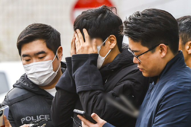 인분 테러·래커칠 '보복대행' 일당 3명, 구속 기소