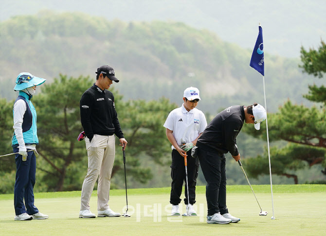 [포토] 신용구, 제법 잘하는데
