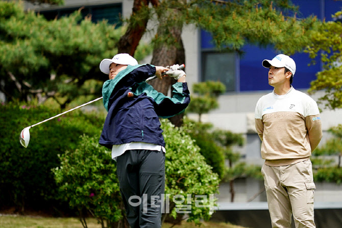 [포토] 임예택, 자기 몸만한 드라이버를 휘두르는 초등 꿈나무