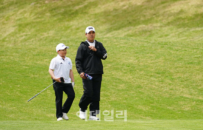 [포토] 신상훈, 골프 꿈나무와 소중한 시간