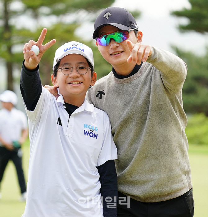 [포토] 김영수, 저기 카메라 있다
