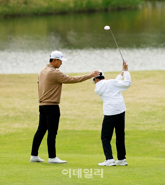 [포토] 조우영, 머리는 고정하고