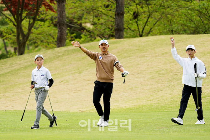[포토] 조우영, 골프 꿈나무들과 명랑 골프
