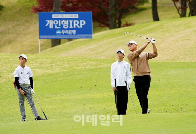 [포토] 조우영, 골프 꿈나무들과 함께 소중한 시간