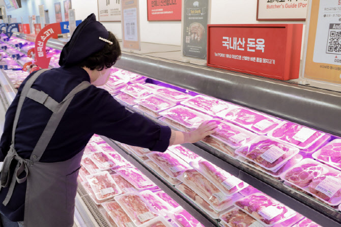 “캠핑철 고기 수요 잡는다”…이마트, ‘바비큐 파티’ 할인전