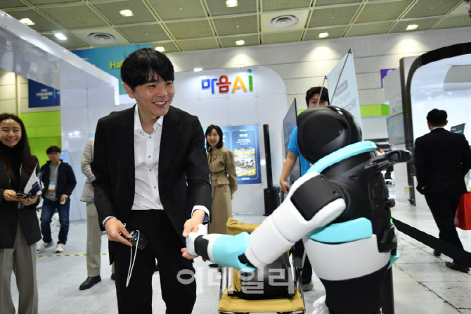 [포토]로봇과 인사 나누는 이세돌