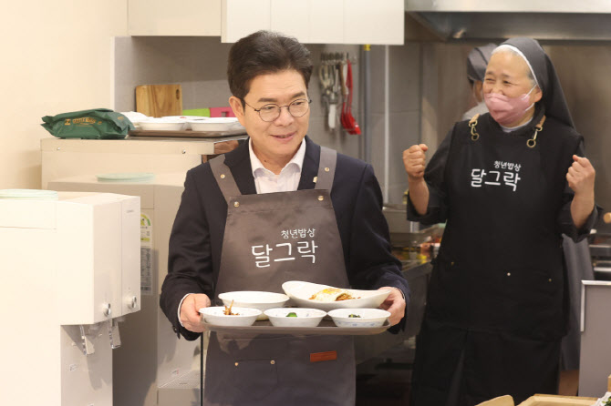 [포토]음식 나르는 정원오 민주당 서울시장 후보