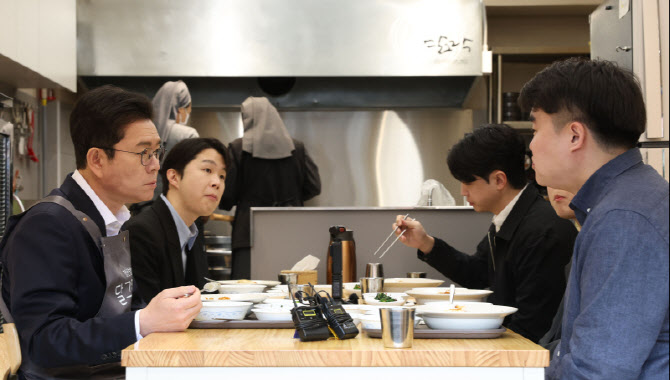 [포토]정원오 더불어민주당 서울시장 후보, 직장인과 대화