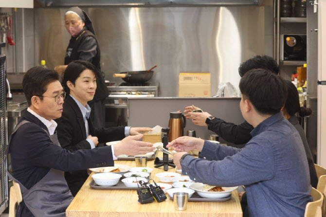 [포토]직장인들 만난 정원오 서울시장 후보