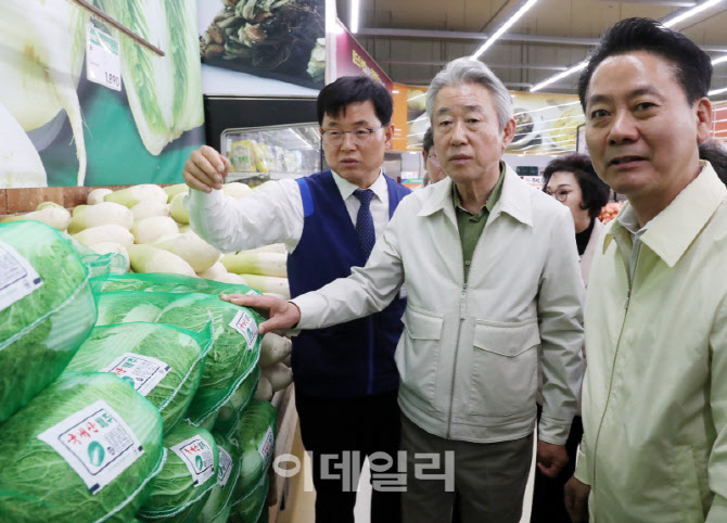[포토] 물가 점검하는 강호동 농협 회장