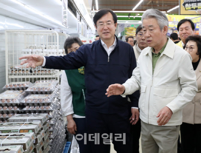 [포토] 계란 매장 순람하는 강호동 농협회장