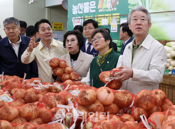 [포토] 강호동 농협회장, 하나로마트 물가점검