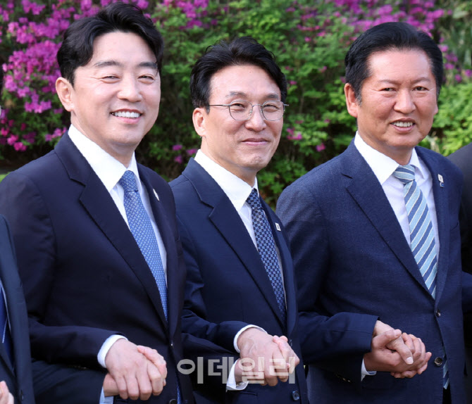 [포토] 손잡은 김민석·정청래·강훈식
