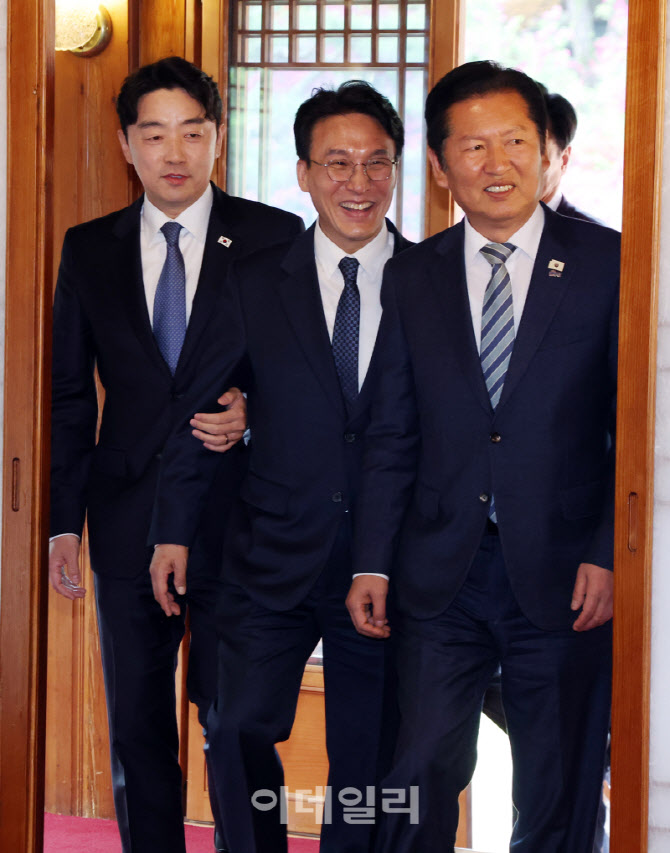 [포토]고위당정협의회 입장하는 김민석·정청래·강훈