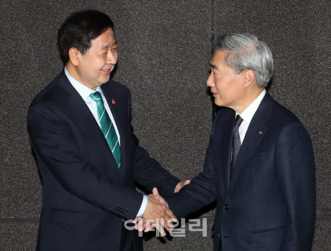 [포토] 악수하는 한국은행 총재와 경제 부총리