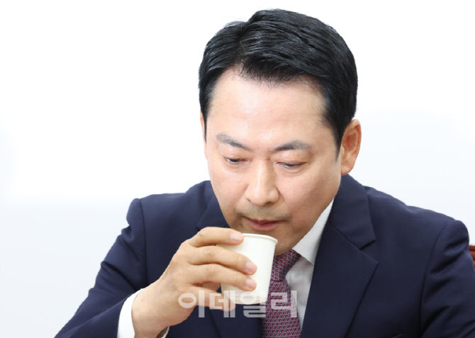 [포토]최고위, '물 마시는 장동혁 대표'