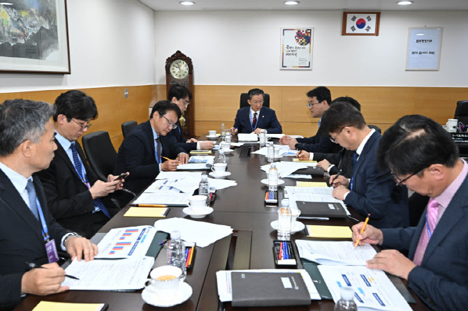 [포토]정성호 법무부 장관 인천공항 외국인지원센터 점검