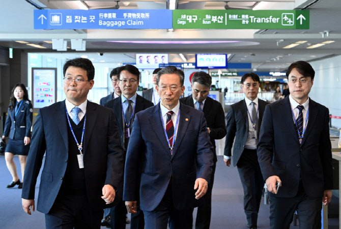 [포토]인천공항 외국인지원센터 현장점검하는 정성호 법무부 장관