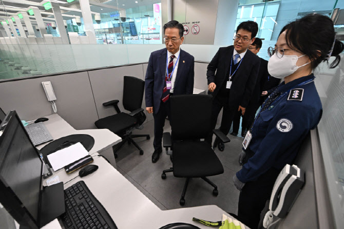 [포토]출국심사대 점검하는 정성호 법무부 장관