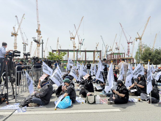삼성전자 초기업노조 평택 집결…성과급 투쟁 결의