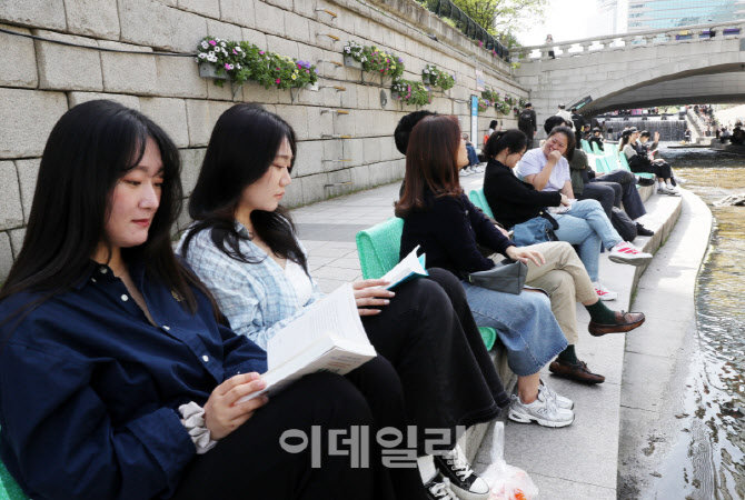 [포토] 청계천, 책읽는 맑은냇가