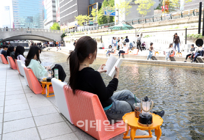 [포토] 냇가에서 책읽기