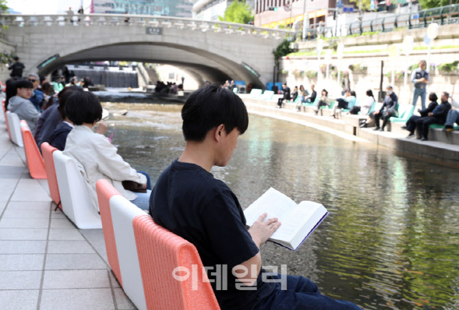 [포토] 청계천에서 책읽는 시민들