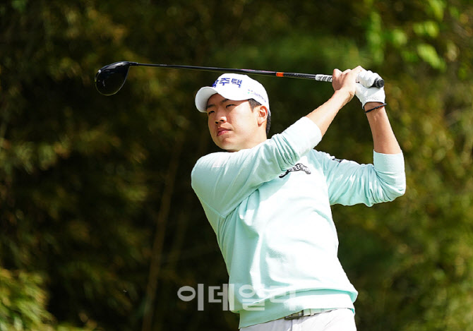 [포토] 타구 바라보는 정유준