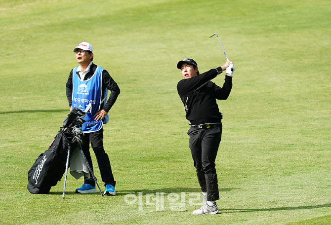 [포토] 김수겸, 정교하게 날려 버디 기회를 만든다