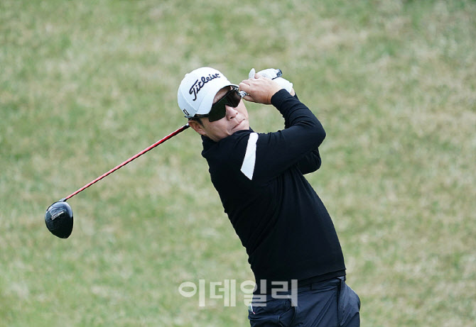[포토] 타구 바라보는 김경태