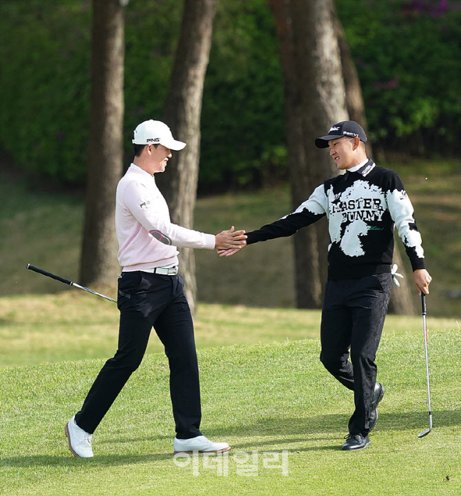 [포토] 김비오, 샷이글 성공하며 하이파이브