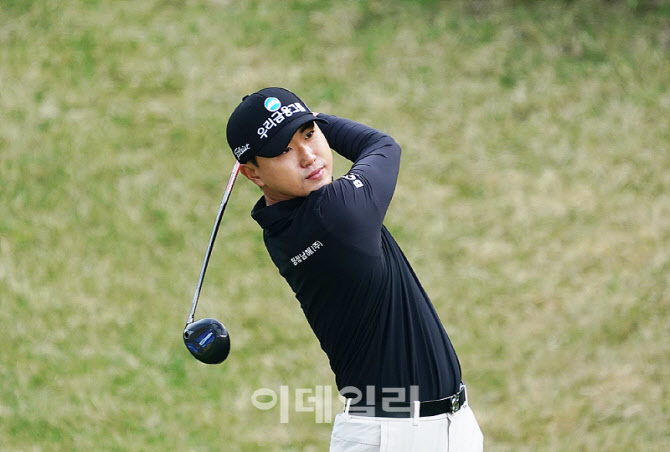 [포토] 조우영, 내리막 티샷을 날린다