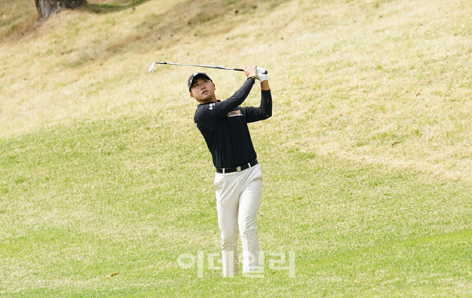 [포토] 조우영, 타구 방향을 바라본다