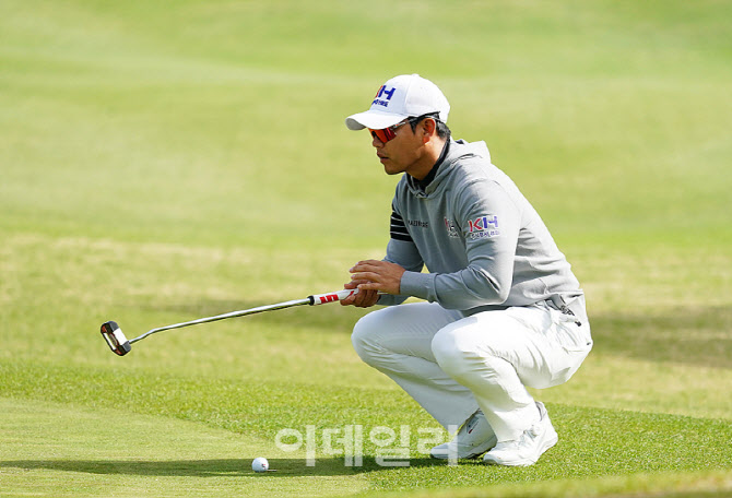 [포토] 정한밀, 신중하게 읽어낸다