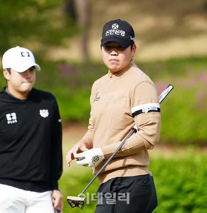 [포토] 장유빈, 차분히 읽는 그린