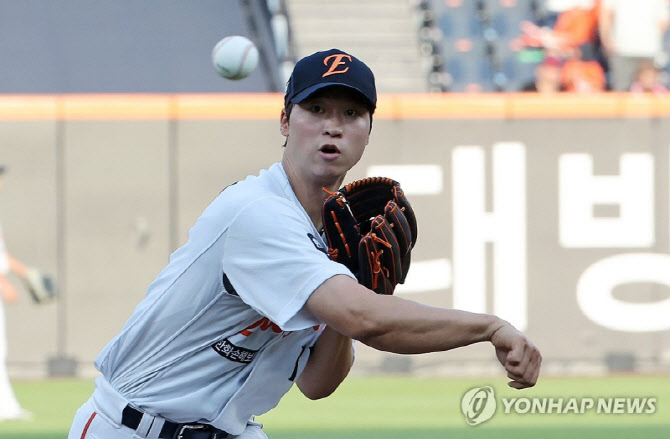 ‘78억 FA’ 엄상백, 팔꿈치 수술 받는다...올 시즌 조기 마감