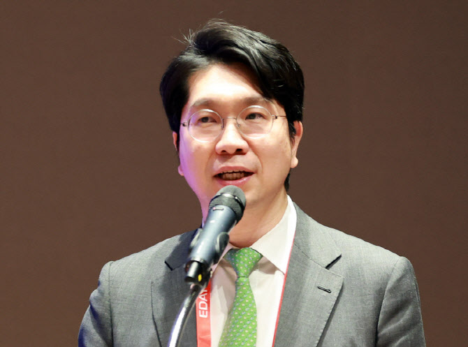 [포토]발표하는 류홍열 비댁스 대표